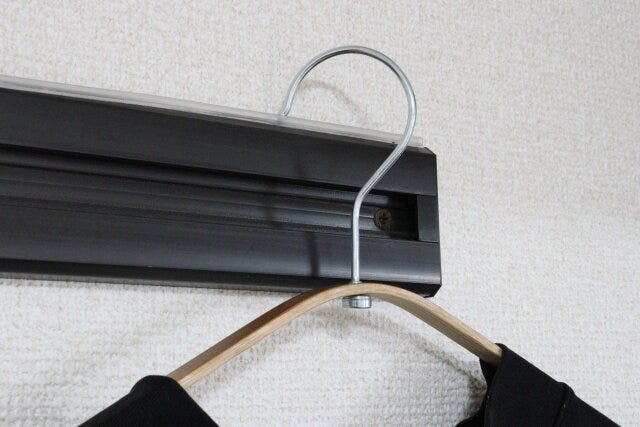 セリアの便利なかもい・ドア枠用ハンガー