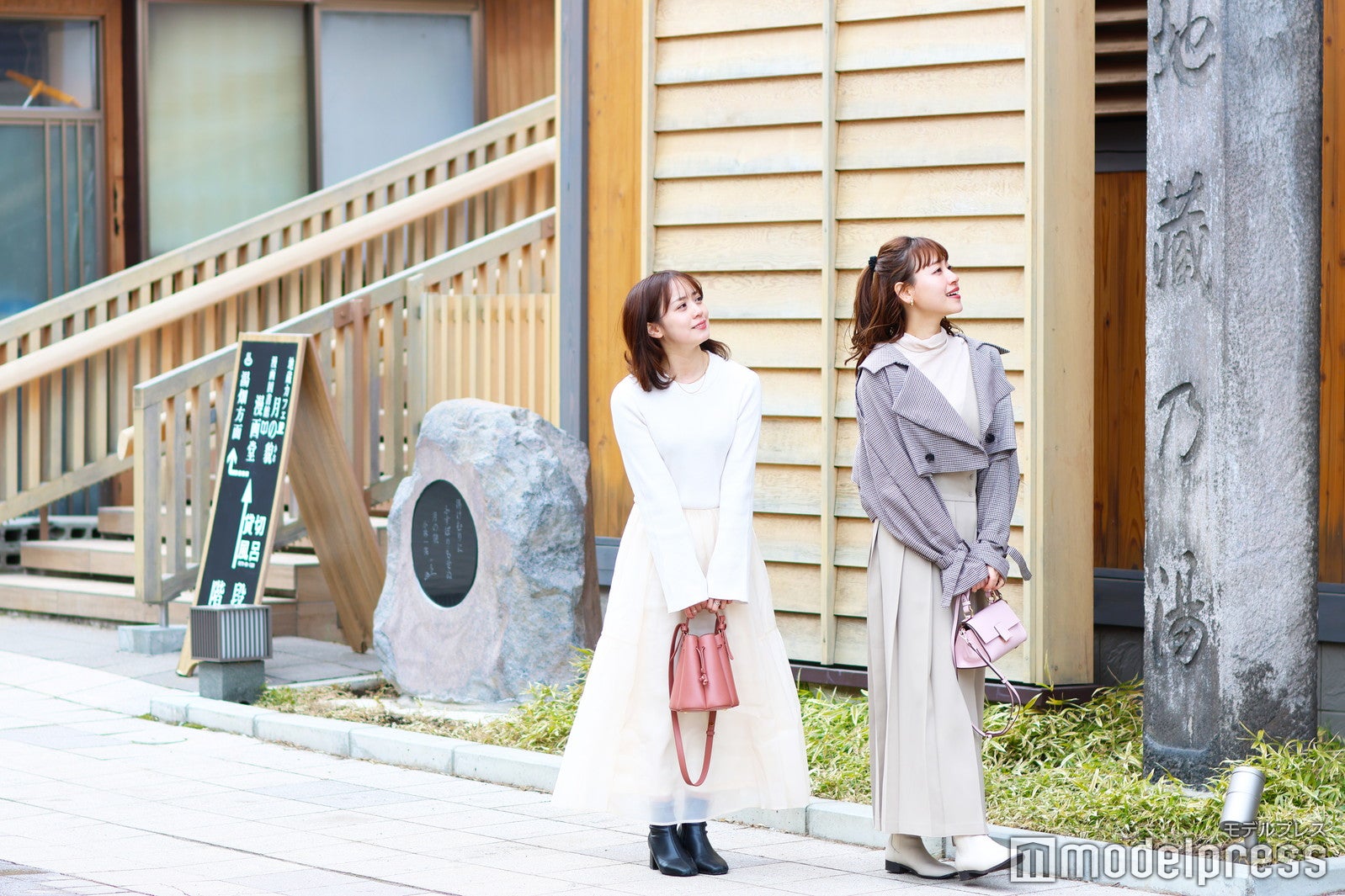 気兼ねなく名湯を満喫できる貸切風呂「伝統湯地蔵」の入口は大きな石碑が目印（C）モデルプレス