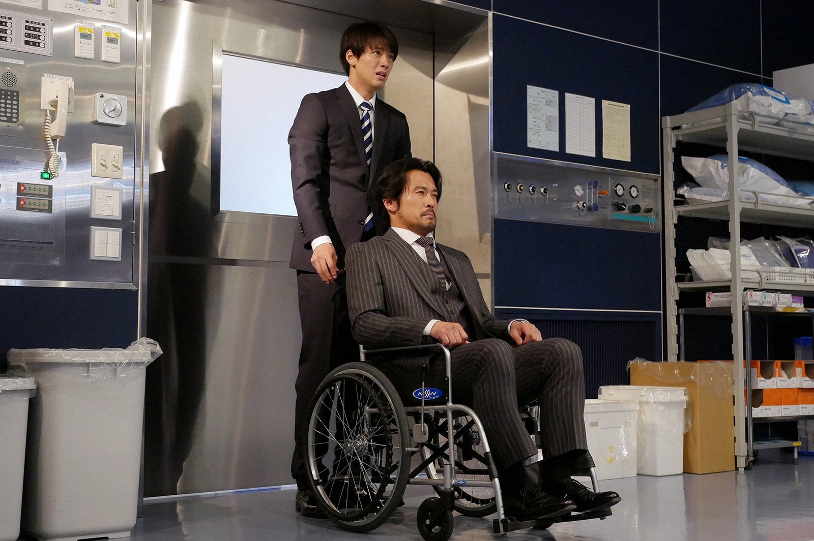 竹内涼真、内野聖陽／「ブラックペアン」最終話より（C）TBS