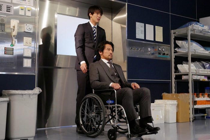 竹内涼真、内野聖陽/「ブラックペアン」最終話より(C)TBS