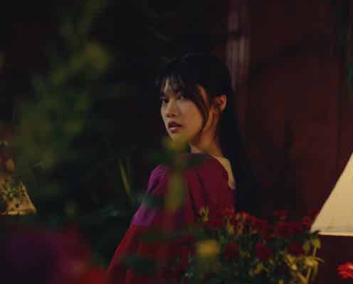 乃木坂46アンダー新曲「マシンガンレイン」MV公開 “光の三原色”に染まる