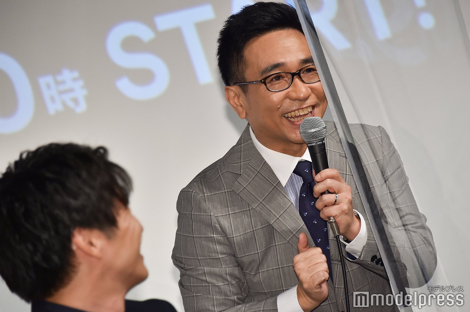 アクリル板ありの撮影にカメラマンを気遣う八嶋智人 （C）モデルプレス