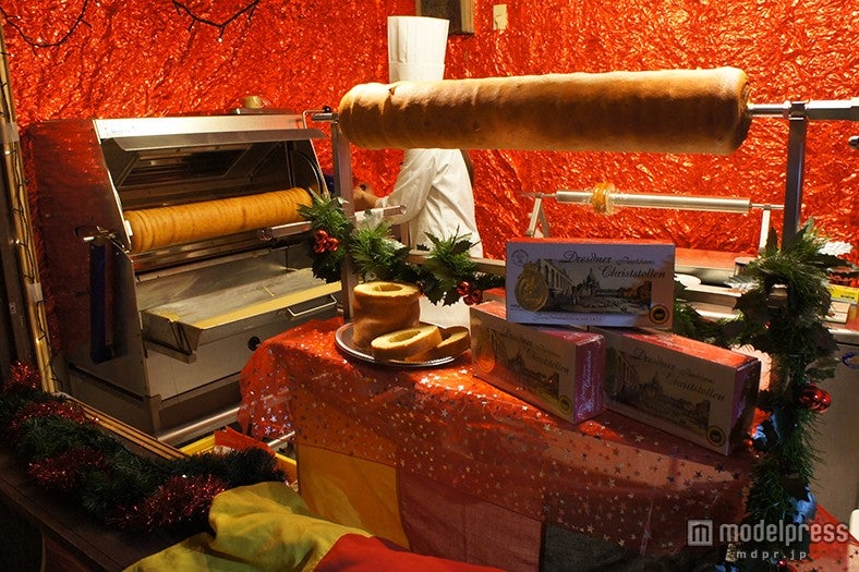 ヒュッテで焼き上げるバウムクーヘン￥800（税込）／画像提供：横浜赤レンガ倉庫