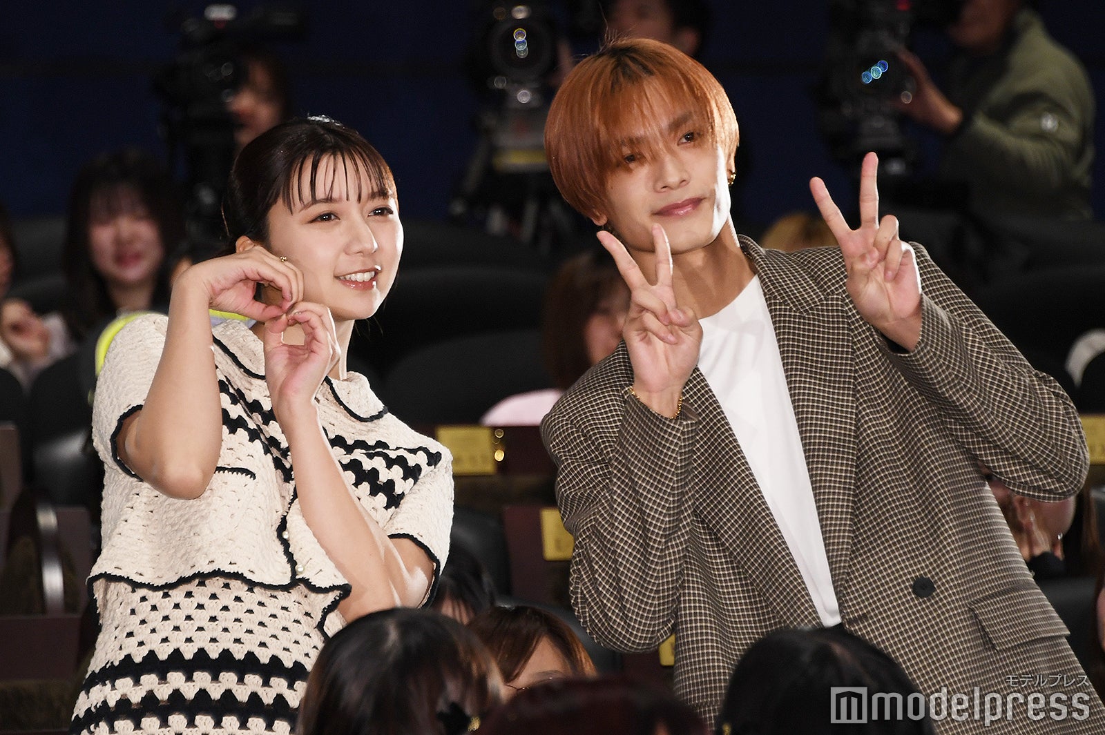 上白石萌歌・高橋恭平・木村柾哉・中島颯太ら、“バラエティー全振り”舞台挨拶 全力バックハグも披露【ロマンティック・キラー】