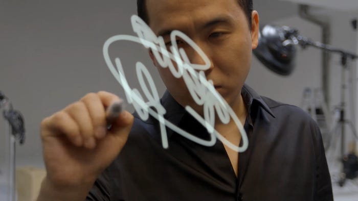 サインをする斎藤さん(提供画像)