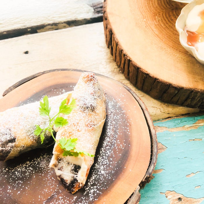 包んで焼くだけ！マシュマロとチョコレートの「スティック春巻き」【柏原歩のトレンドレシピ】／画像提供：柏原歩