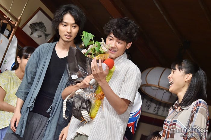 用意してきたカンペを読み上げる葉山奨之(中央)