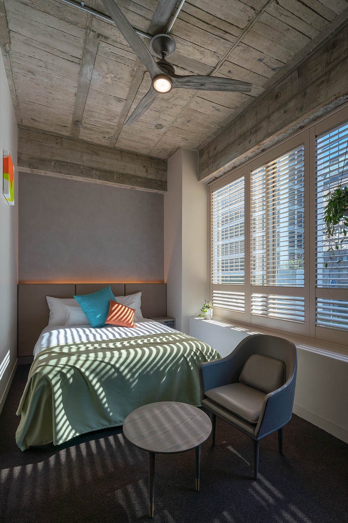 ウッドブラインドから光がドラマチックに差し込む：KITAHAMA Atelier／画像提供：インフィクス