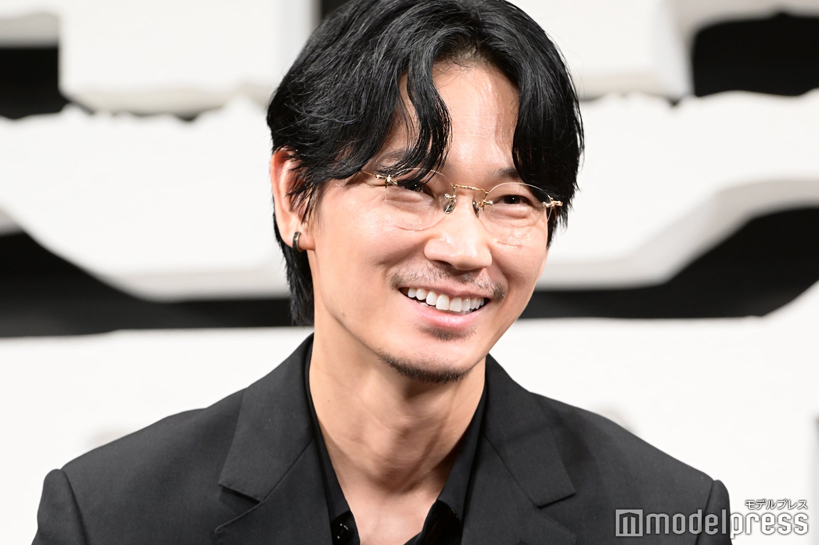 イベントに登壇した綾野剛 （C）モデルプレス