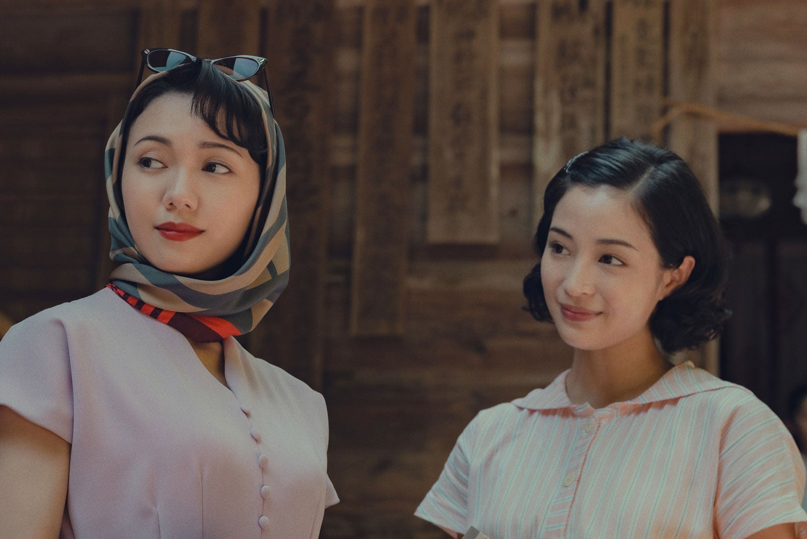 二階堂ふみ、広瀬すず「遠い山なみの光」場面写真（C）2025 A Pale View of Hills Film Partners