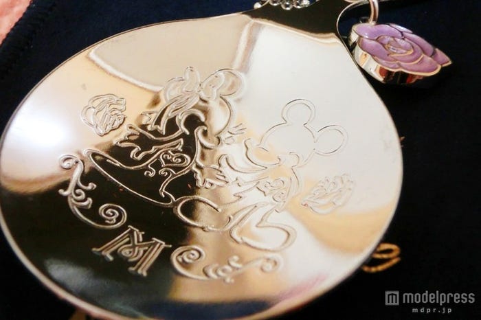 ミッキーとミニーがデザインされている