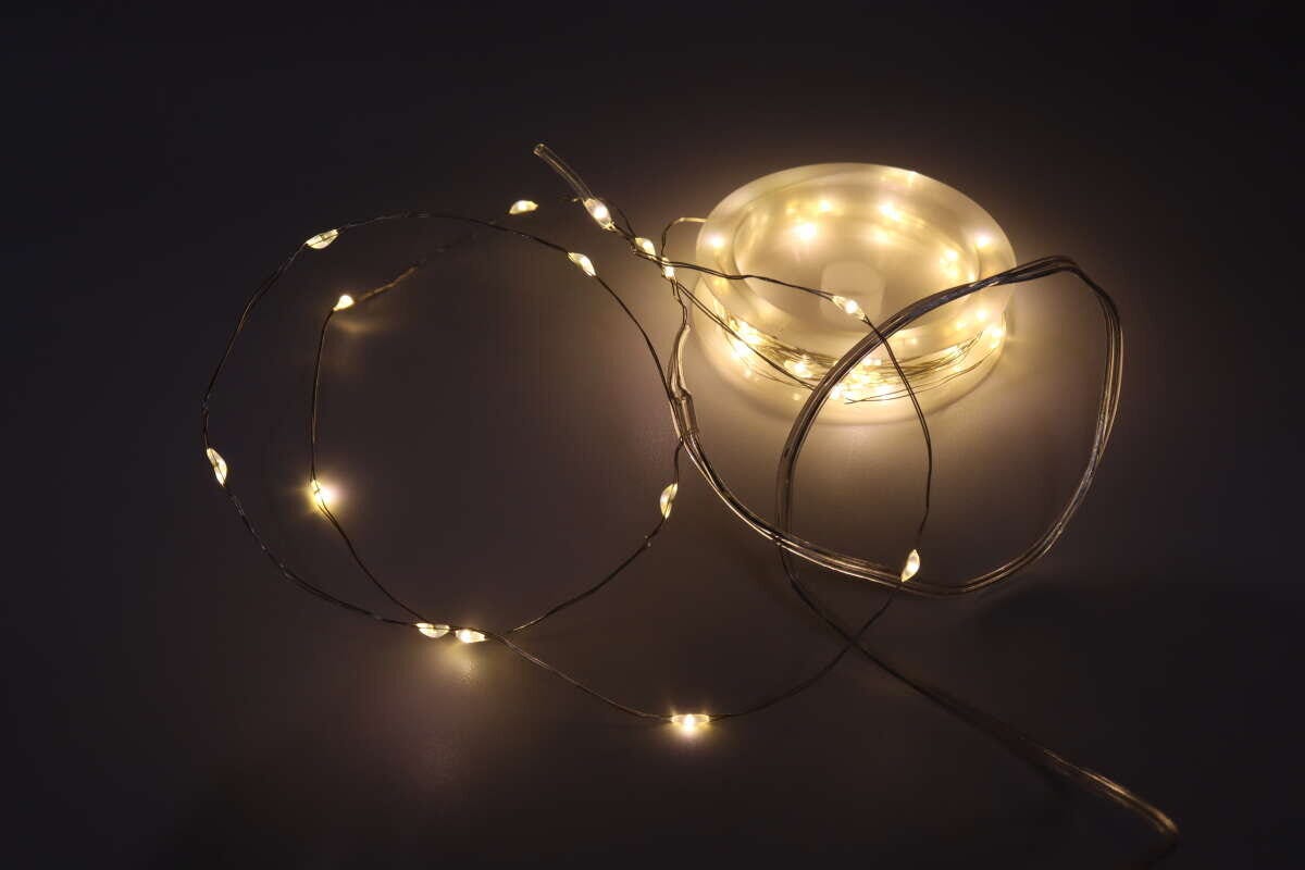 ワイヤーライト(60LEDs、ウォームホワイト) 点灯 ワイヤーライト(60LEDs、ウォームホワイト) 点灯