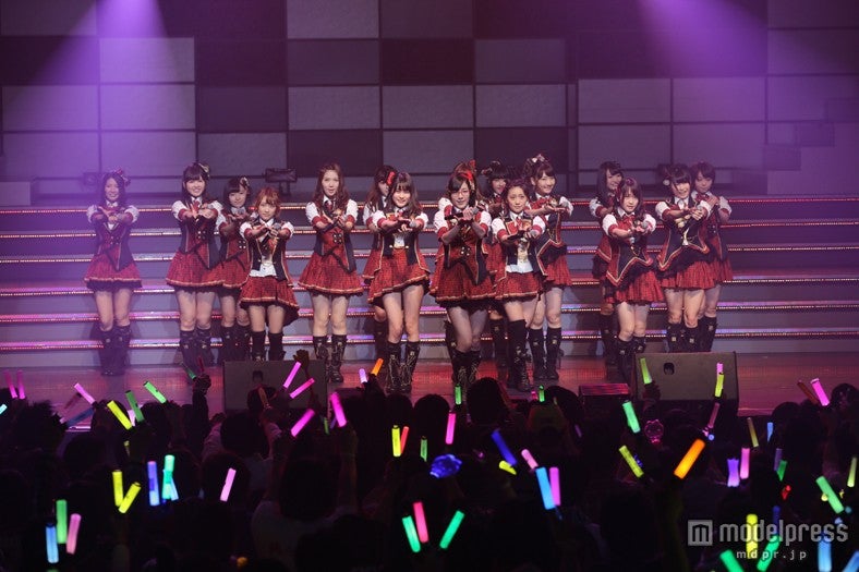 「言い訳Maybe ドームver」／（C）AKS