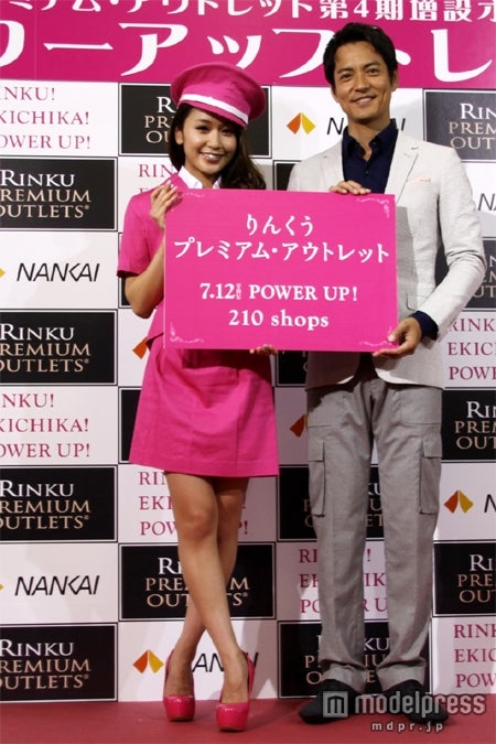 セクシー車掌コスで美脚を披露した向山志穂（左）と沢村一樹（右）