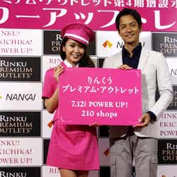 セクシー車掌コスで美脚を披露した向山志穂(左)と沢村一樹(右)