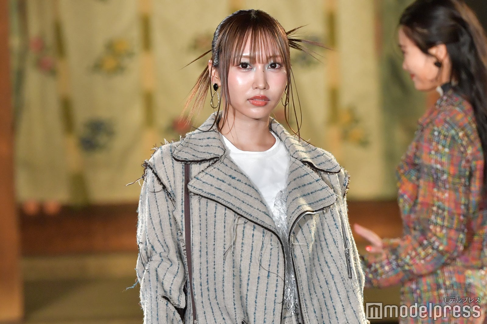 SKE48野村実代、秋っぽロングジャケット着こなし 地元・愛知でウォーキング＜BISHU COLLECTION＞