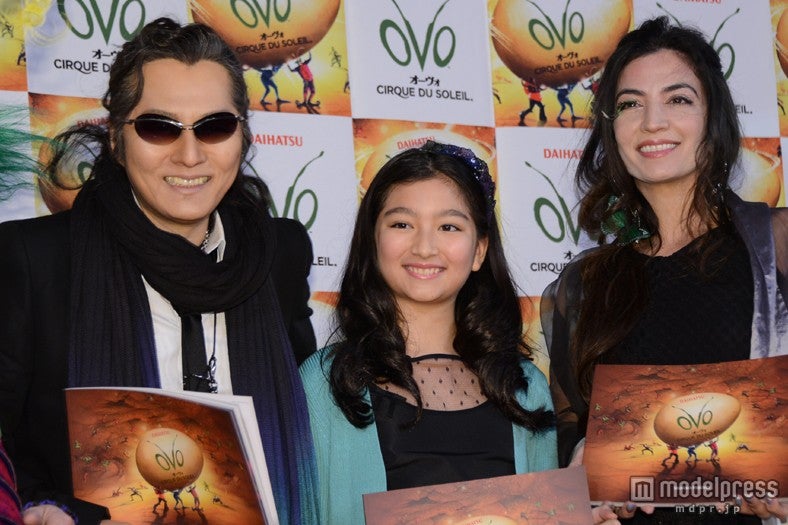 石井竜也（左）とその家族