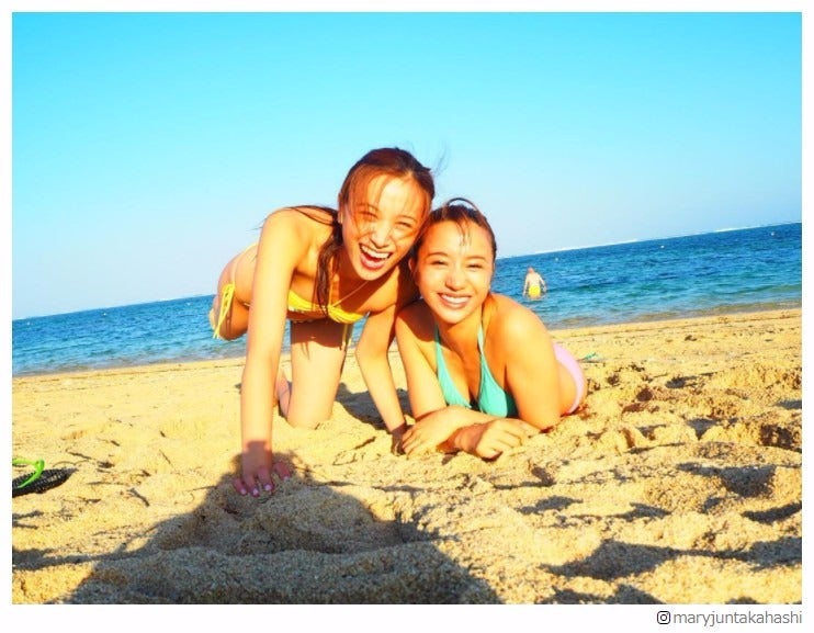 高橋メアリージュン＆ユウ姉妹、“そっくりすぎ”と話題
