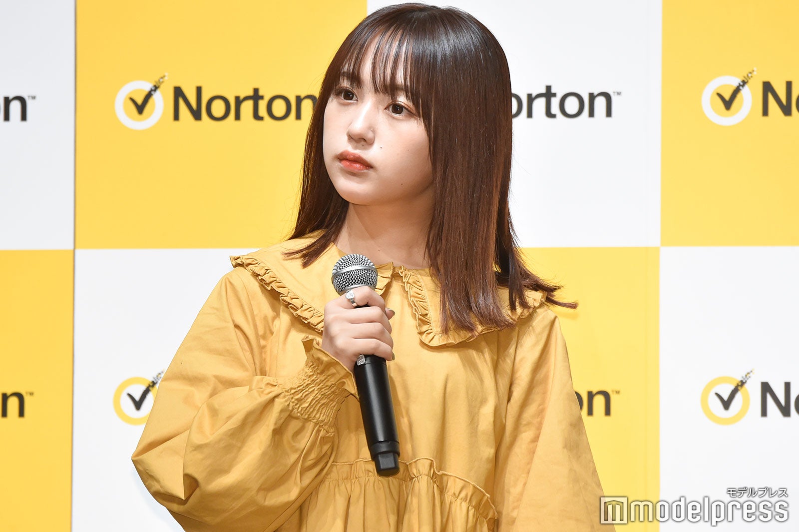 カジサックの考えに耳を傾けるなえなの（C）モデルプレス