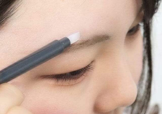 眉毛をととのえる眉毛用ブラシ　コンシーラー塗布