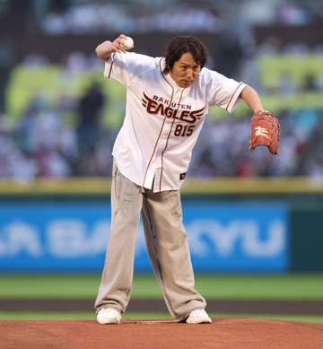 狩野英孝がマエケン体操披露 始球式に登場「お客様のハートはつかめたと思う」