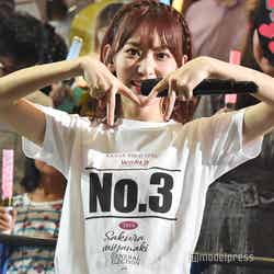 宮脇咲良とモデルプレスのM？「AKB48グループ感謝祭～ランクインコンサート～」 （C）モデルプレス