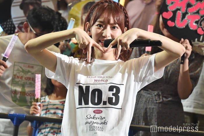 宮脇咲良とモデルプレスのM?「AKB48グループ感謝祭~ランクインコンサート~」 (C)モデルプレス