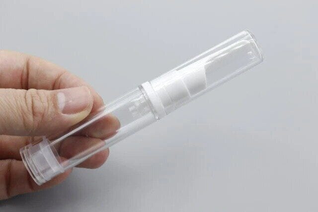 ダイソー　詰め替え容器　アイクリーム真空容器（長細いタイプ、10mL）