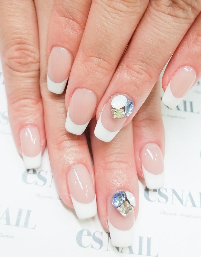 定番フレンチにもブルーが入ればオシャレ感倍増！（画像提供：esNAIL）