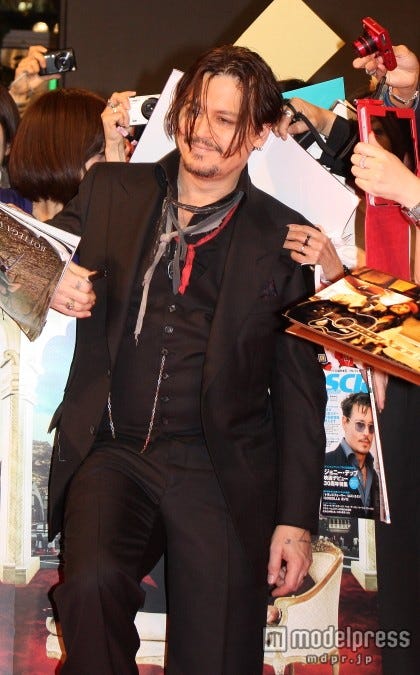 ファンサービス中のジョニー・デップ。