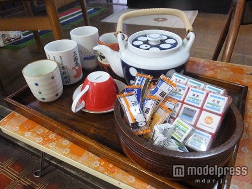 湯飲みに三国志の文字、お菓子には駅名