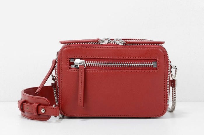 ジップディティールスリングバッグ「CHARLES & KEITH」7,452円(税込)/画像提供:CHARLES & KEITH