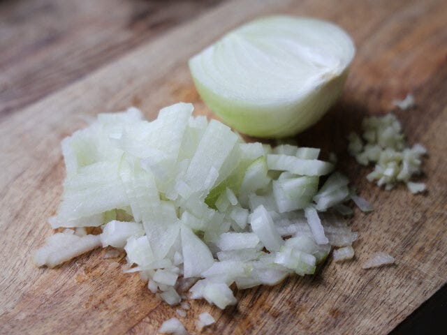 玉ねぎとにんにくは、みじん切りにしておく。