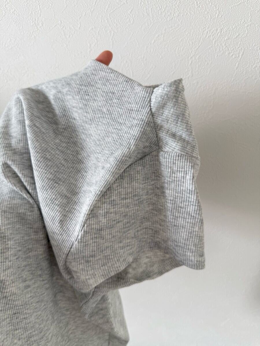 グレーのドレープネックTシャツの袖と生地感のアップ