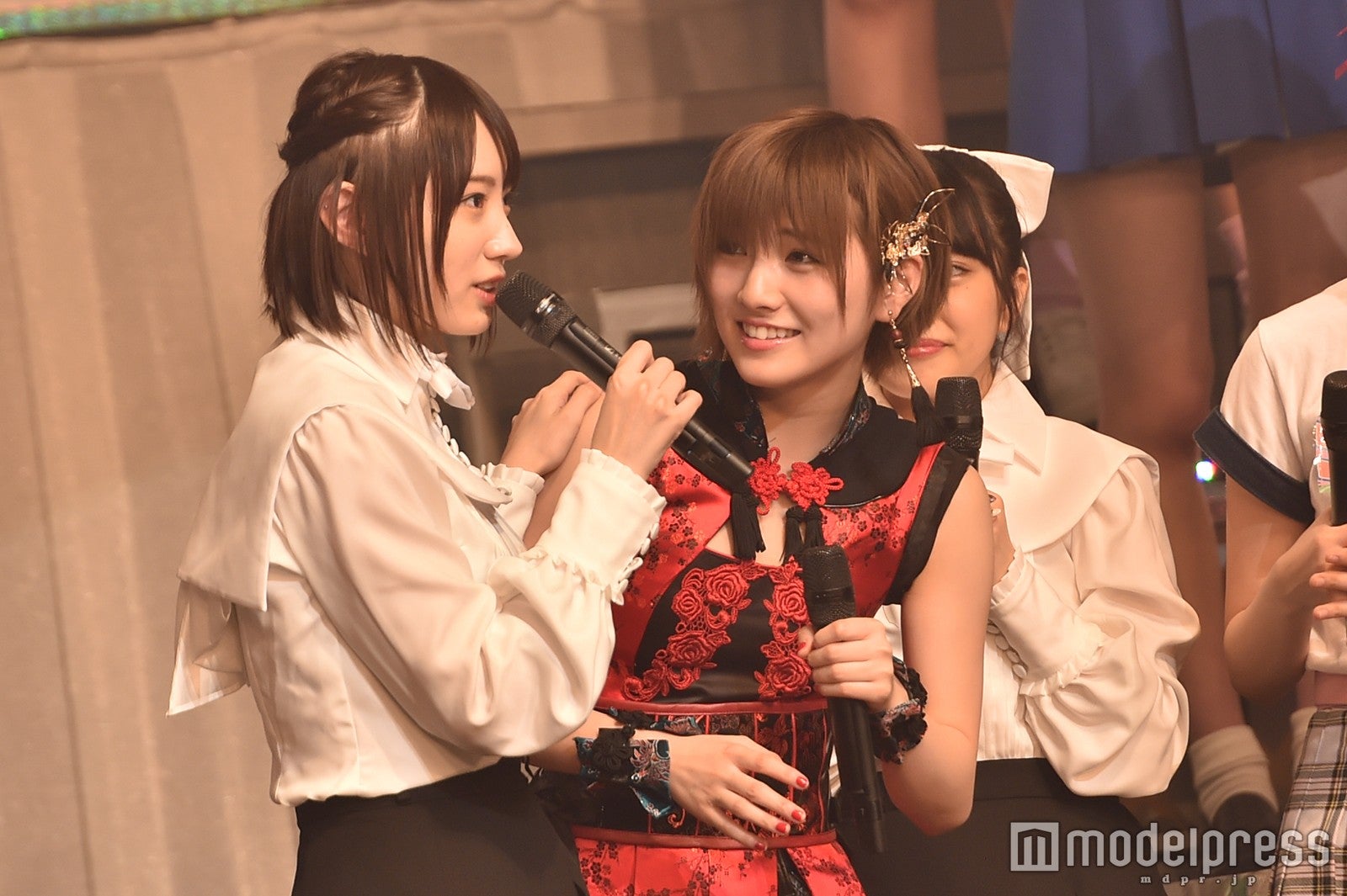 横顔が特に美しいNMB48太田夢莉（左） （C）モデルプレス