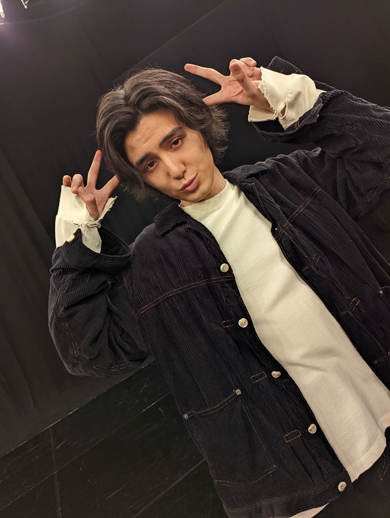 藤井 風、初冠番組「藤井 風テレビwithシソンヌ・ヒコロヒー」冒頭で全貌明らかに 特別オフショット公開 