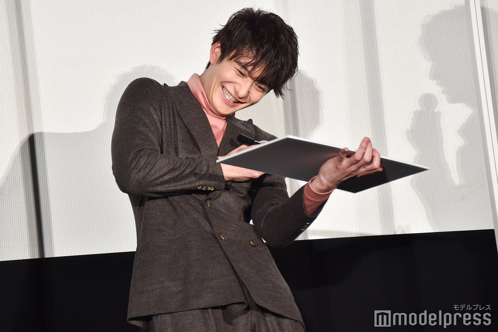 楽しそうな岡田将生 （C）モデルプレス