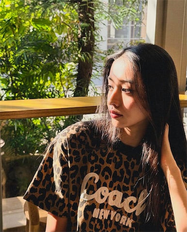 Koki,、COACHのレオパード柄Tシャツでコーヒーブレイク 美しい横顔にうっとり