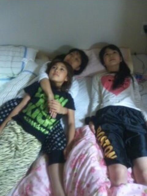 MOMOKA母撮影（2012年／MOMOKA家にて）（左から）ami、Nono、MOMOKA