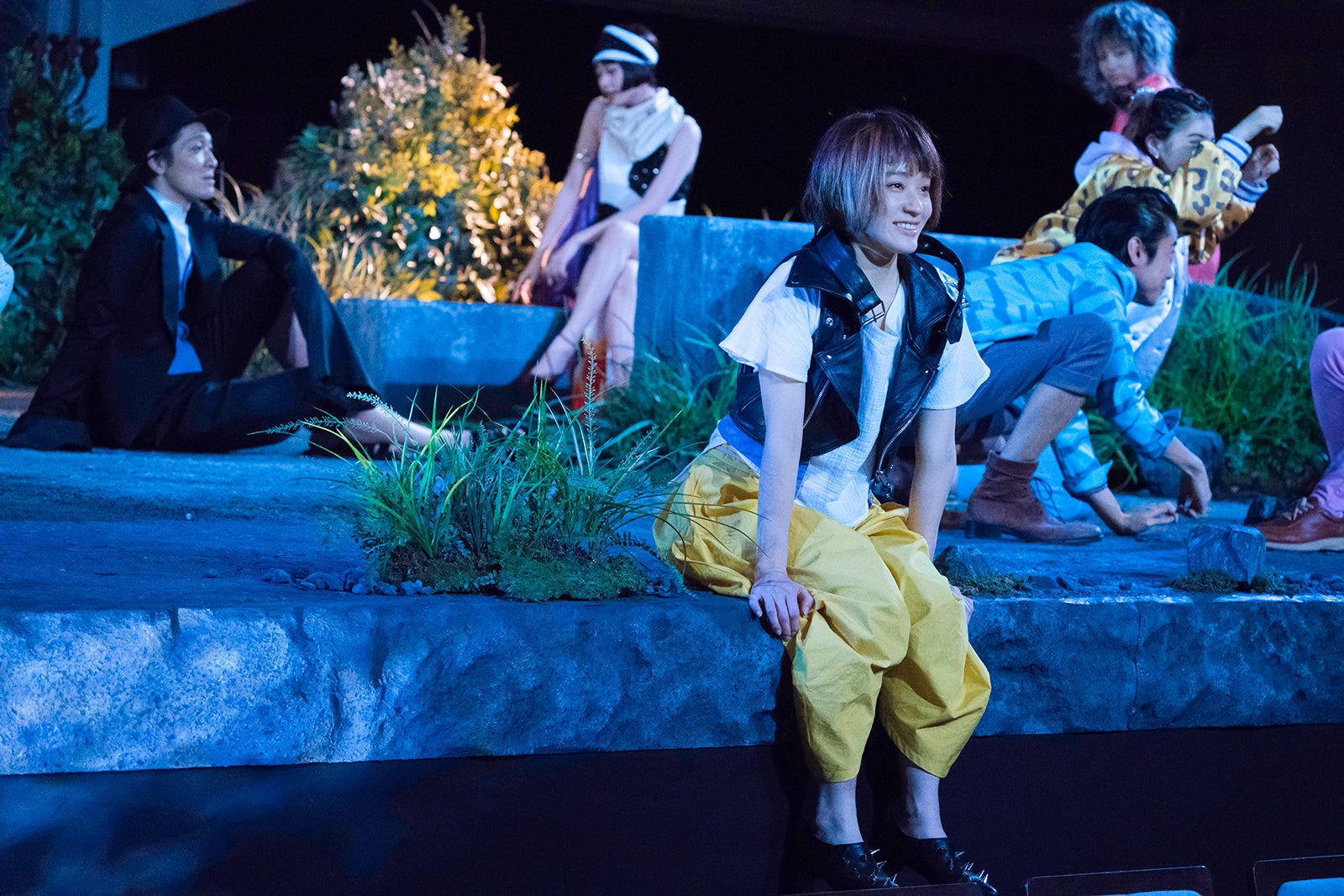 前：コムアイ／映画『猫は抱くもの』撮影現場より（C）2018 『猫は抱くもの』製作委員会