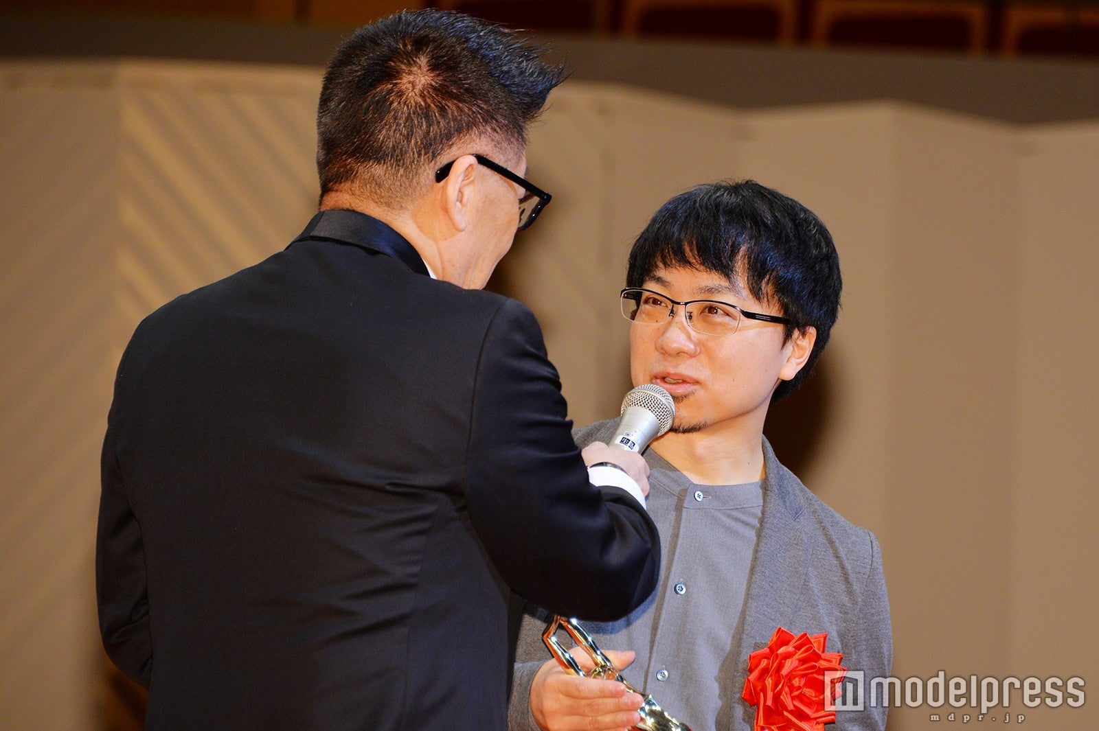 新海誠監督（右） （C）モデルプレス