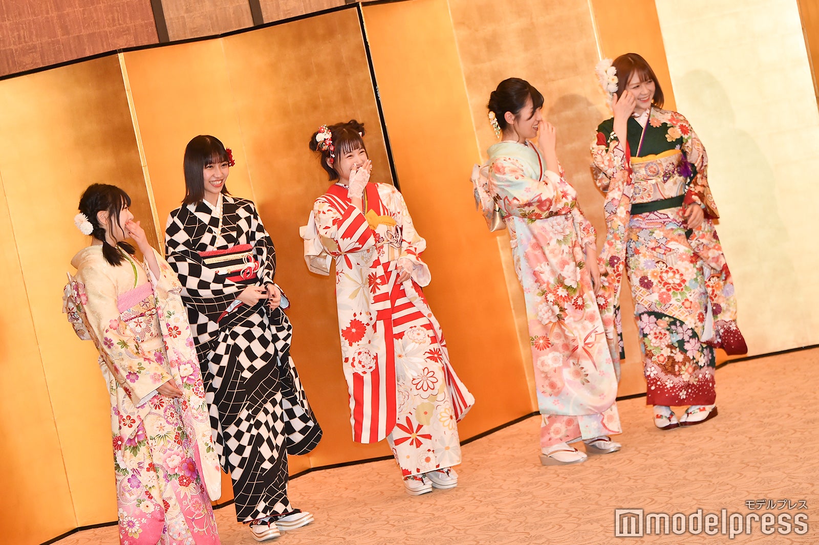 村重杏奈に笑うメンバー／AKB48グループ成人式記念撮影会 （C）モデルプレス