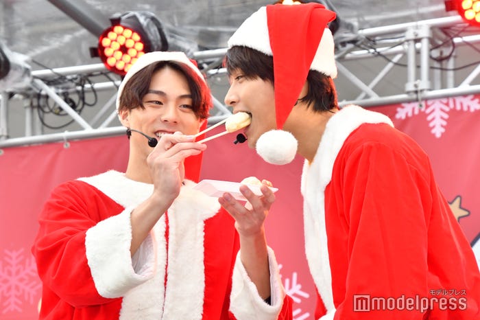 佐藤寛太に小籠包を“あ~ん”する小野塚勇人(C)モデルプレス