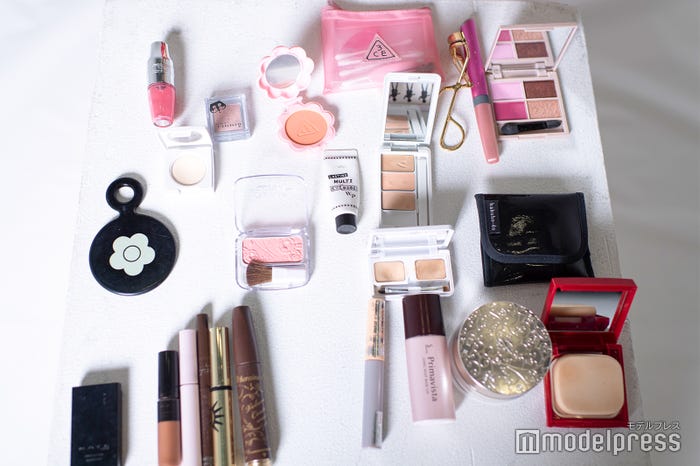 鎌田菜月のメイクポーチ中身 (C)モデルプレス