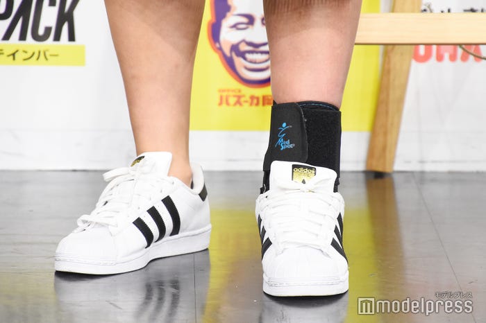 骨折した稲村亜美の足元 (C)モデルプレス