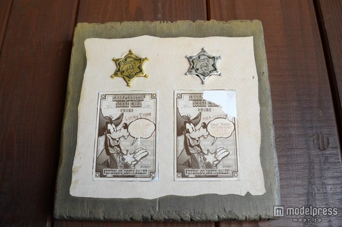 グーフィーからのメッセージ入りスコアカードと保安官バッジ