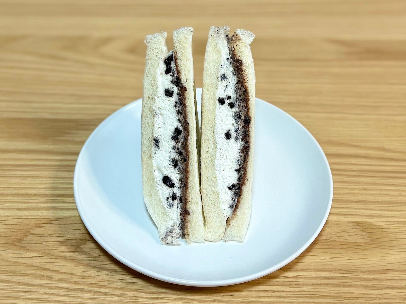 クッキーの食感が楽しめるサンドは珍しい！ 甘みたっぷりのスイーツサンドです　※筆者撮影