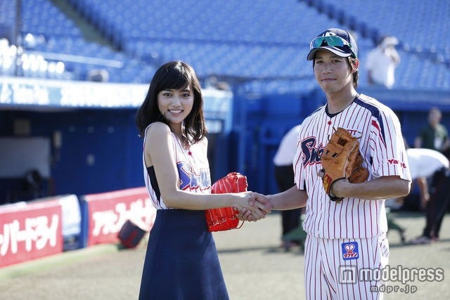 画像2/11) 川口春奈、ミニスカで笑顔はじける始球式 - モデルプレス 画像2/11) 川口春奈、ミニスカで笑顔はじける始球式 - モデルプレス