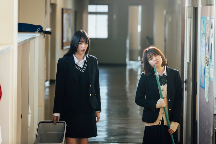 茅島みずき、莉子(C)地球のお魚ぽんちゃん・実業之日本社/中京テレビ