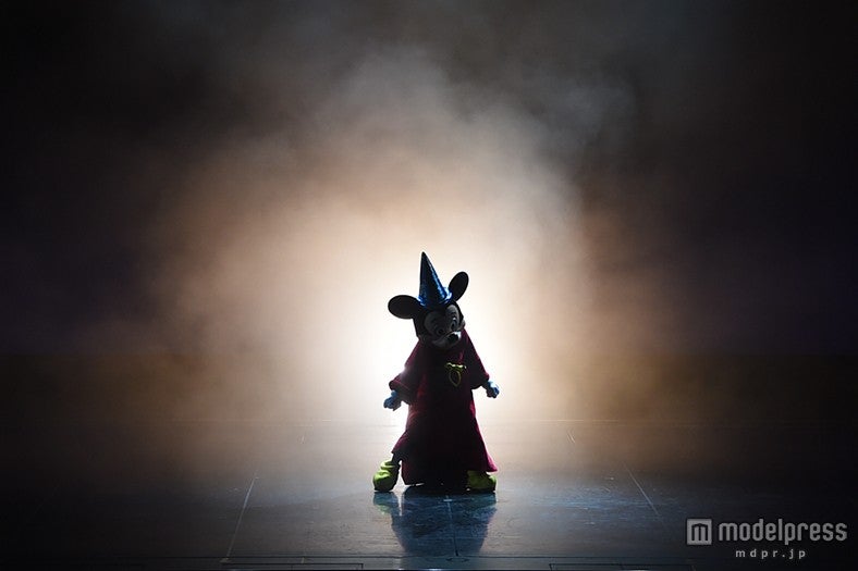 「栄誉の光」に照らされるミッキー